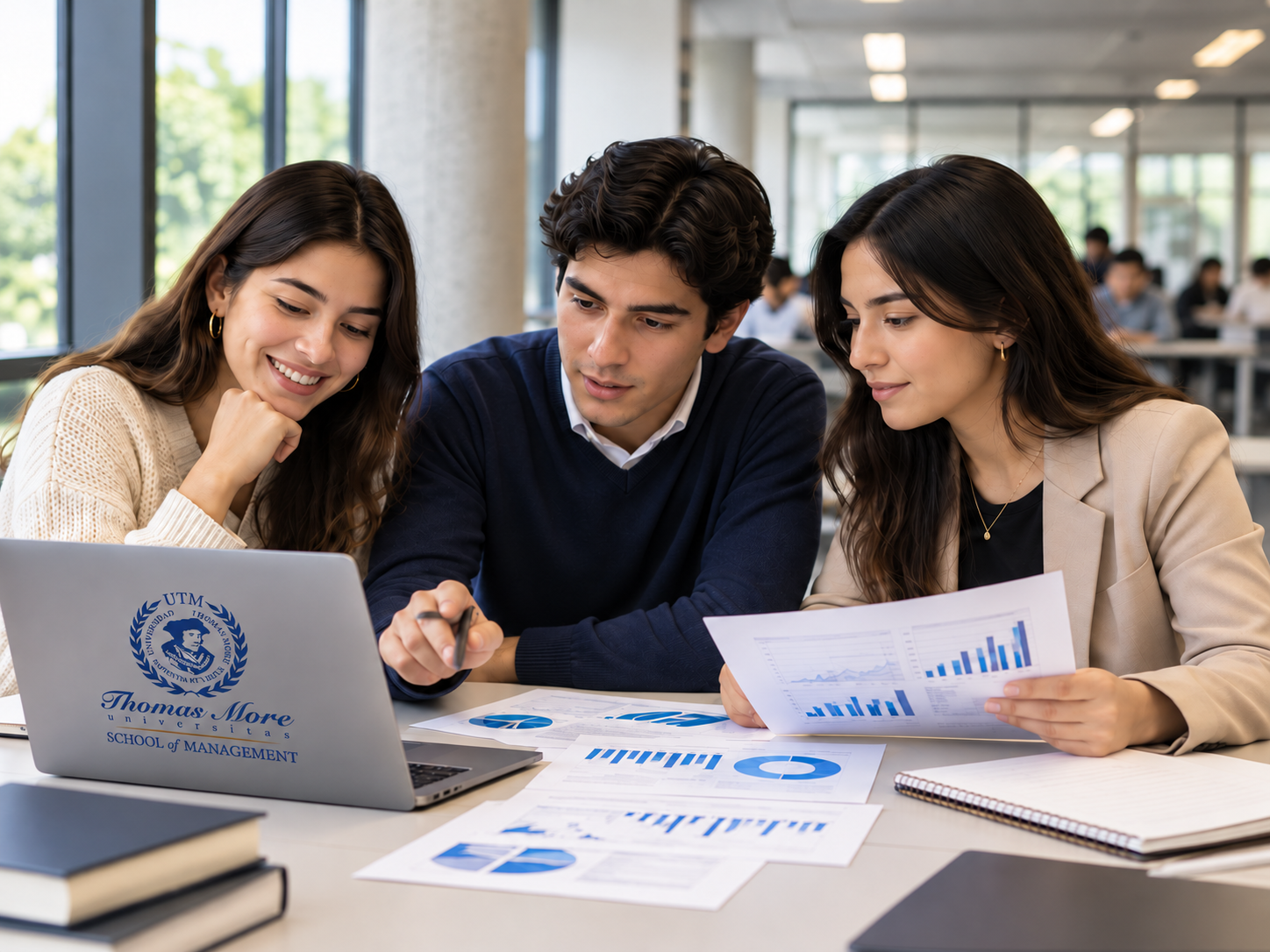 Imagen ilustrativa de estudiantes analizando gráficos financieros y trabajando con una computadora.